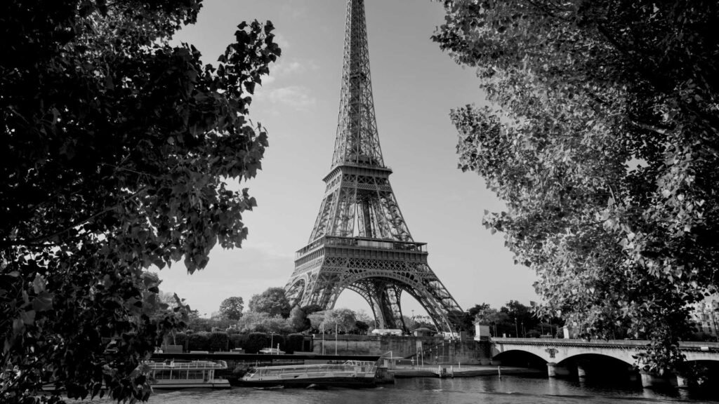 Image of the Eiffel Tower in Paris, France